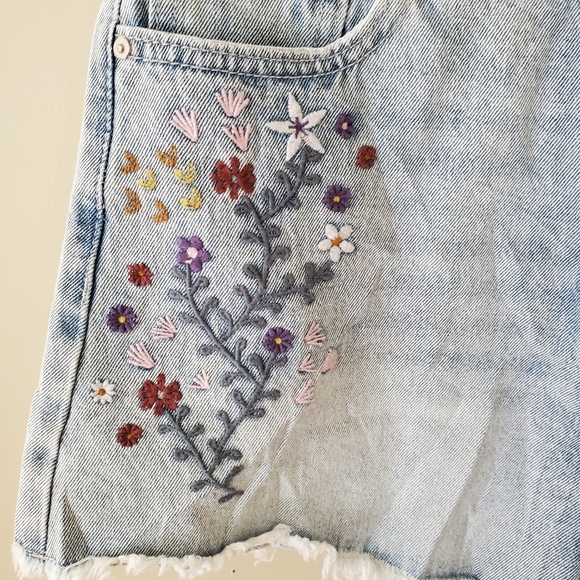 NWT BAN-JARA Denim High Rise Floral Embroidery Shorts Raw Hem Light Wash Size 27 - Picture 6 of 9